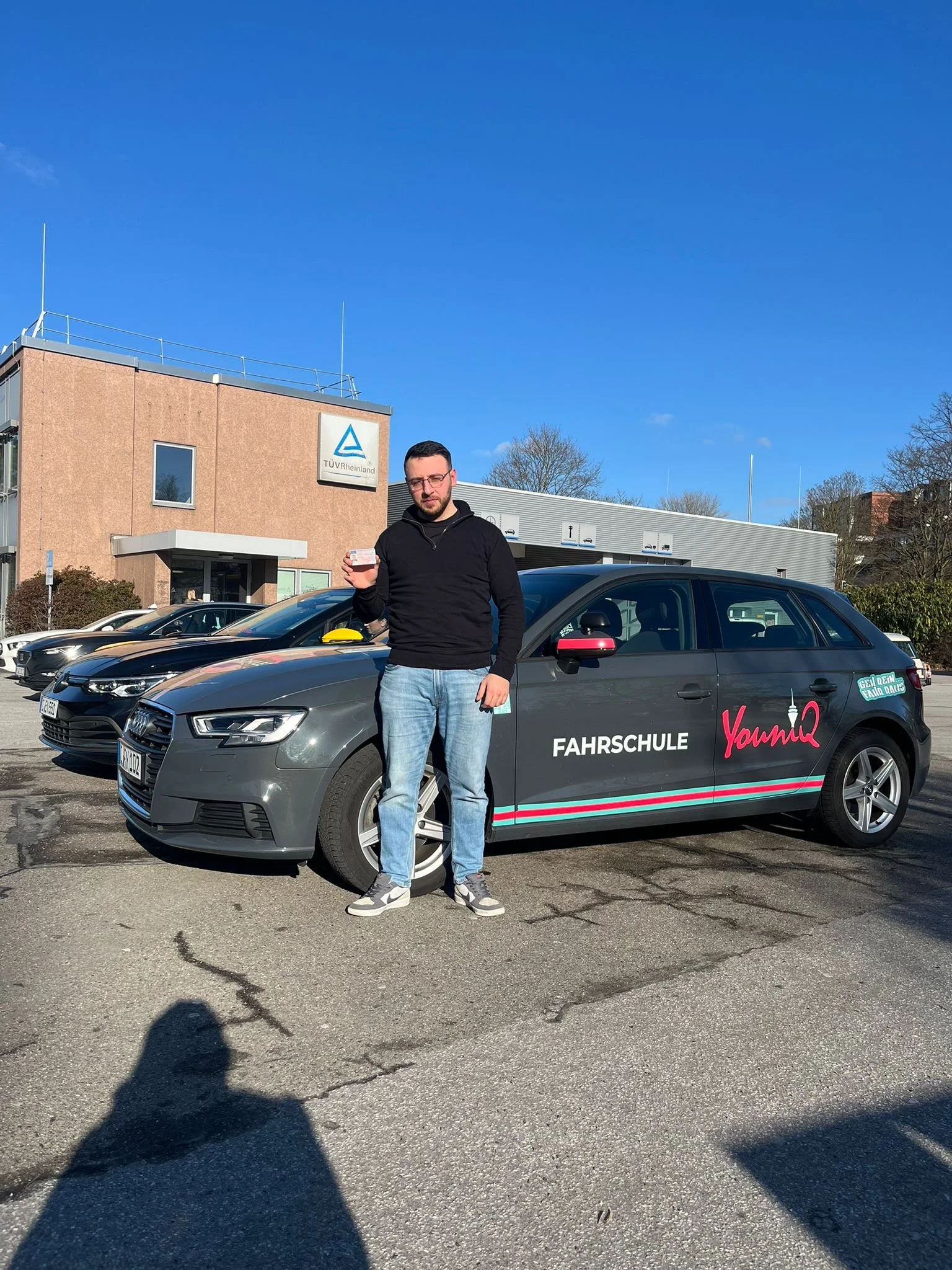 "Ich kann die Fahrschule YouniQ wirklich nur weiterempfehlen! Mein Fahrlehrer Musty ist super geduldig, entspannt und erklärt alles verständlich. Die Prüfungsvorbereitung war auch mega gut, ich wusste genau worauf es ankommt und hab mich dadurch echt