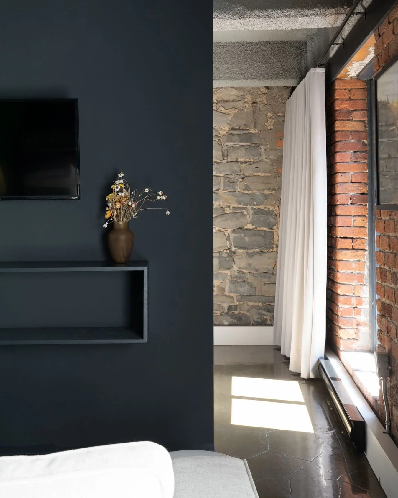 Plus d&rsquo;espace pour se retrouver, plus d&rsquo;espace pour respirer. Nos chambres spacieuses et adapt&eacute;es aux familles sont con&ccedil;ues pour que chacun se sente comme &agrave; la maison, peu importe la taille de votre groupe.
  🗝️ Mais