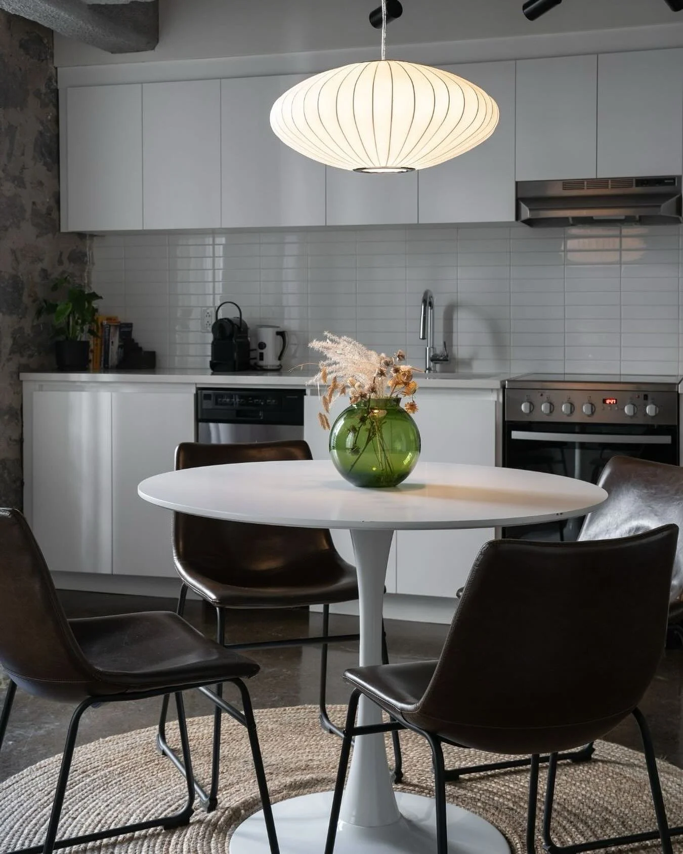 Restez &agrave; l&rsquo;int&eacute;rieur et sentez-vous comme chez vous. Gr&acirc;ce &agrave; une cuisine enti&egrave;rement &eacute;quip&eacute;e, vous pouvez cuisiner, vous retrouver et savourer vos repas exactement comme vous les aimez.    🗝️ Mai