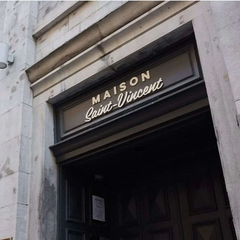 La fa&ccedil;ade en pierre de la Maison Saint Vincent se dresse ici depuis 1858, t&eacute;moin discret de l&rsquo;histoire du Vieux-Montr&eacute;al. Pr&eacute;serv&eacute;e et intemporelle, elle est bien plus qu&rsquo;un simple ext&eacute;rieur : ell