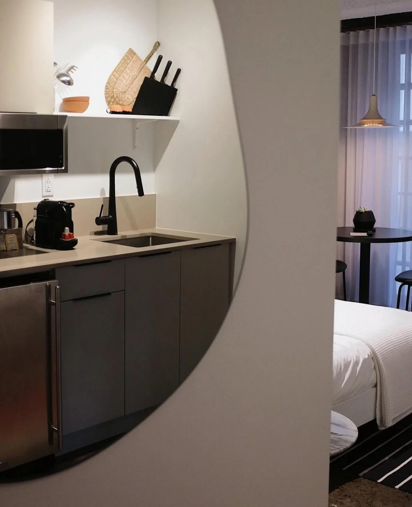 Caf&eacute; du matin ? D&icirc;ner en famille ? 
Avec une kitchenette dans la plupart de nos chambres, se sentir comme chez soi n&rsquo;a jamais &eacute;t&eacute; aussi simple.