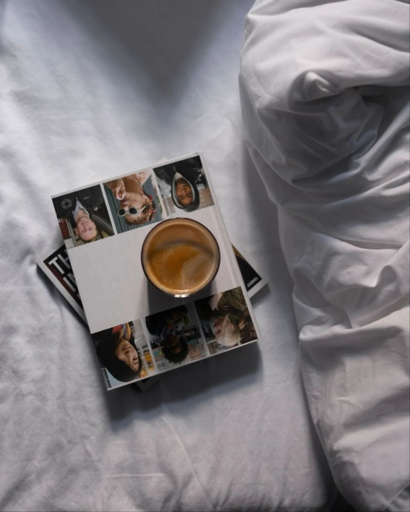 Les matin&eacute;es lentes comme il faut. Caf&eacute; au lit, une bonne lecture et nulle part ailleurs o&ugrave; aller