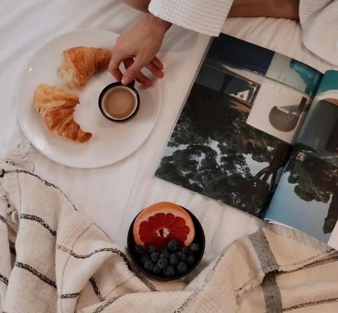 🥐 Des croissants frais, chaque matin.
&Agrave; Maisons &amp; Co, nous croyons que les petits plaisirs font les plus grands souvenirs. Chaque jour, des croissants tout juste sortis du four sont livr&eacute;s pour nos invit&eacute;s dor&eacute;s, feui