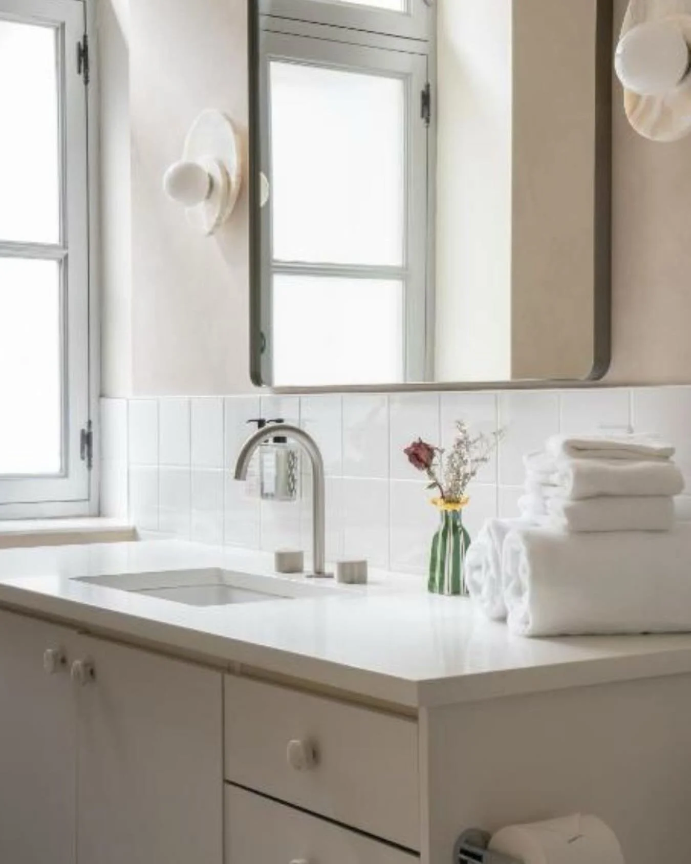 Frais. &Eacute;pur&eacute;. Apaisant. -
Fresh. Clean. Calm.