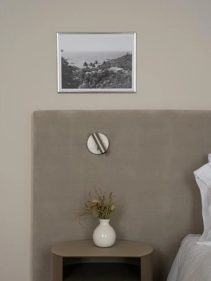 Restez un peu plus longtemps. -
Stay a little longer.