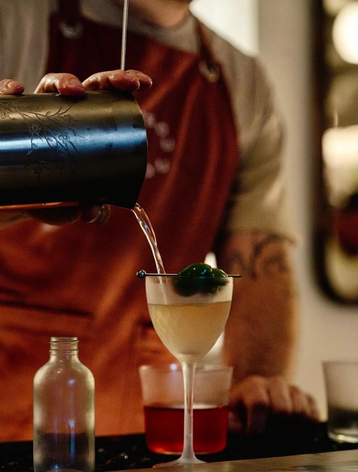 Une soir&eacute;e qui commence bien, &ccedil;a commence en bas. 🍸
Bisou Bisou vous attend au rez-de-chauss&eacute;e de Maison Sainte-Th&eacute;r&egrave;se; cocktails artisanaux, ambiance feutr&eacute;e, et tout le charme qu&rsquo;il vous faut pour u