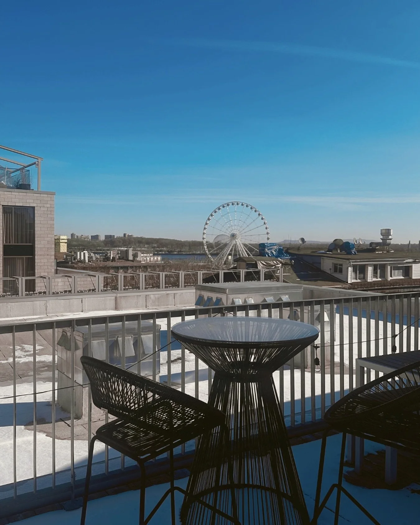 Les plus belles matin&eacute;es commencent ici ☀️
Le rooftop de Maison Sainte-Th&eacute;r&egrave;se, au c&oelig;ur du Vieux-Montr&eacute;al.
&mdash;&mdash;&mdash;&mdash;
The most beautiful mornings begin here ☀️
The rooftop of Maison Sainte-Th&eacute