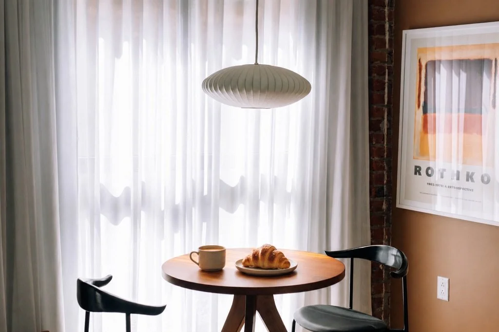 Commencez la journ&eacute;e tout en douceur. ☕🥐

Un caf&eacute; fra&icirc;chement pr&eacute;par&eacute;, un espace chaleureux et le charme du Vieux-Montr&eacute;al &agrave; votre porte.

📍 Maison Saint-Vincent

&mdash;&mdash;&mdash;&mdash;

Start y