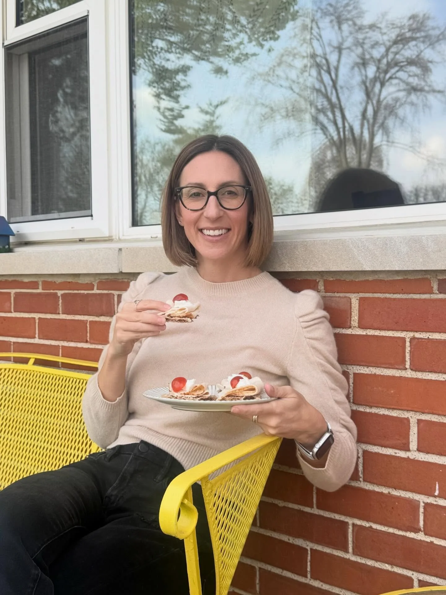 Eating &ldquo;healthy&rdquo; isn&rsquo;t always the problem.
.
.
.
Being inconsistent is.

A salad Monday doesn&rsquo;t fix
takeout Tuesday &rarr; skipped meals Wednesday &rarr; overeating Thursday

It&rsquo;s not about being &ldquo;on&rdquo; or &ldq