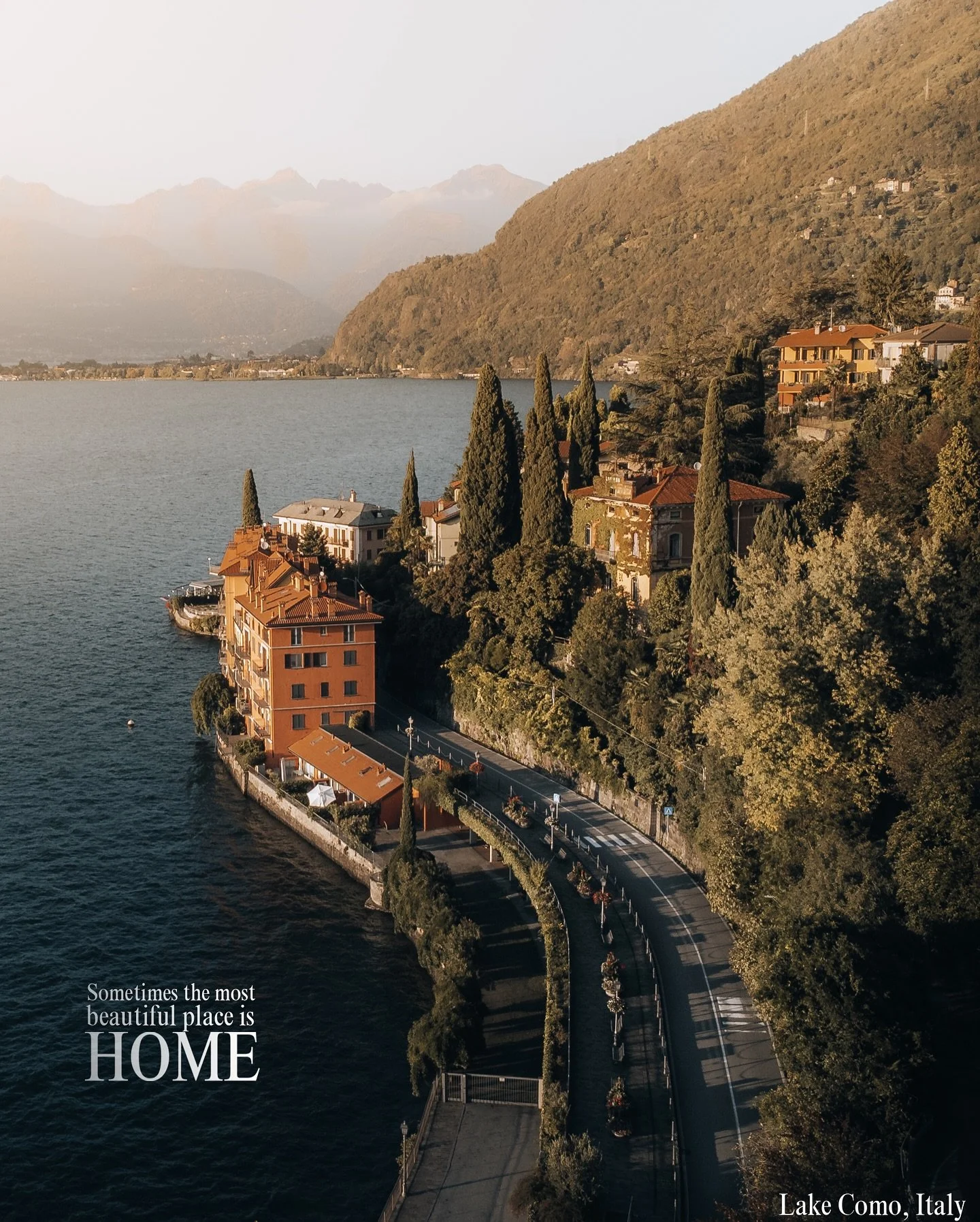 🇮🇹: Mi chiamo Davide Vitali e ho avuto la fortuna di nascere sul Lago di Como.

Crescere qui significa svegliarsi ogni giorno davanti a panorami che sembrano dipinti, dove la natura e la storia si intrecciano in un luogo unico al mondo.

A volte ce