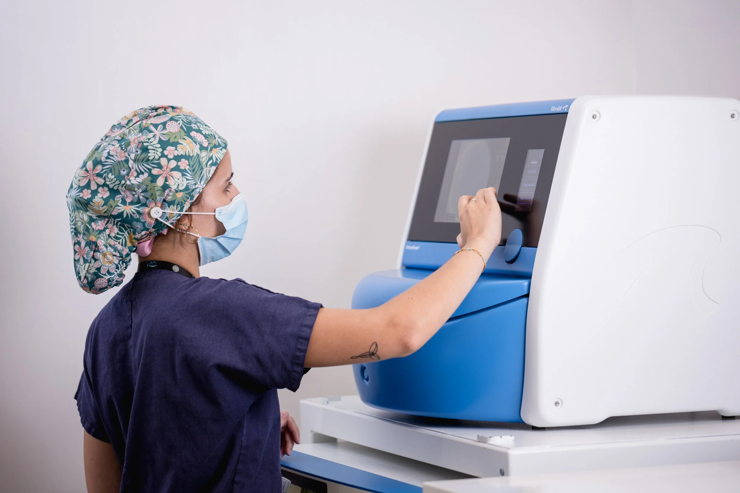 embriologa utilizzando embryoscope