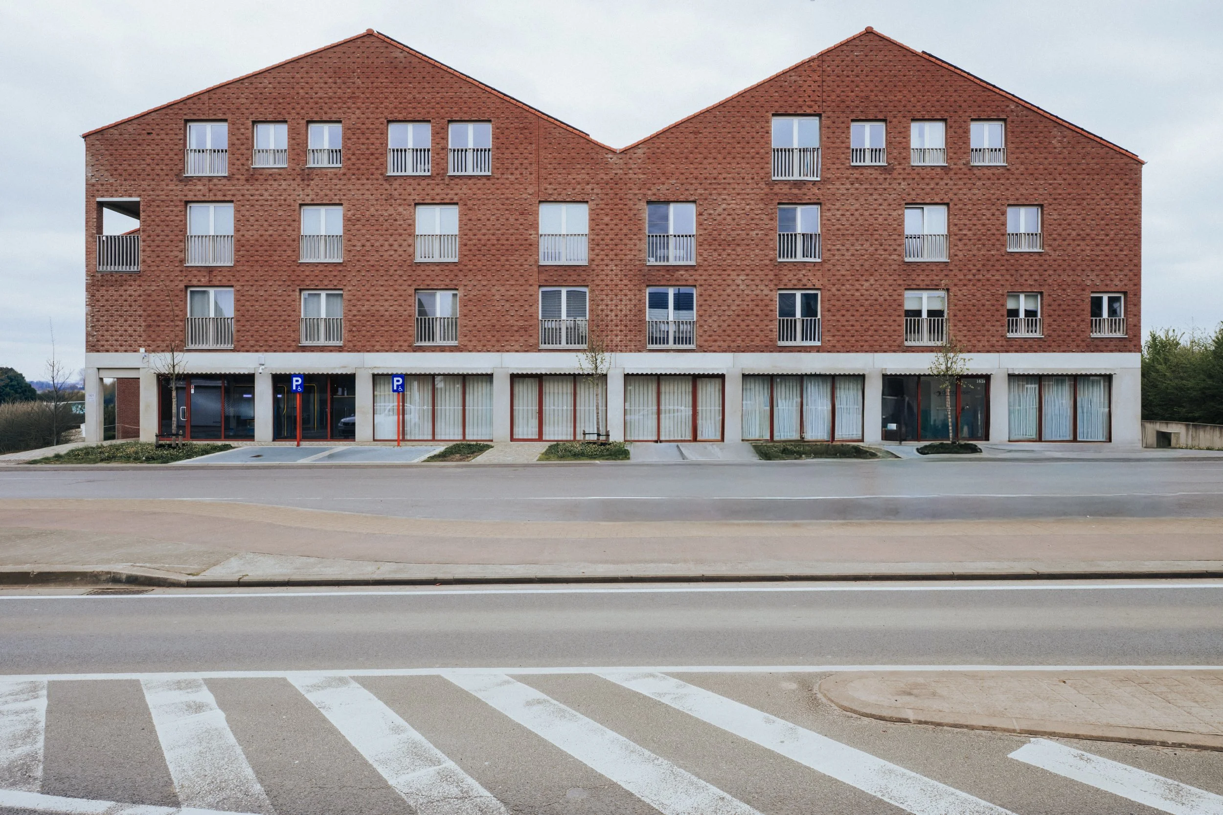 gebouw waar de praktijk zich in bevindt, beeld vanop de straat