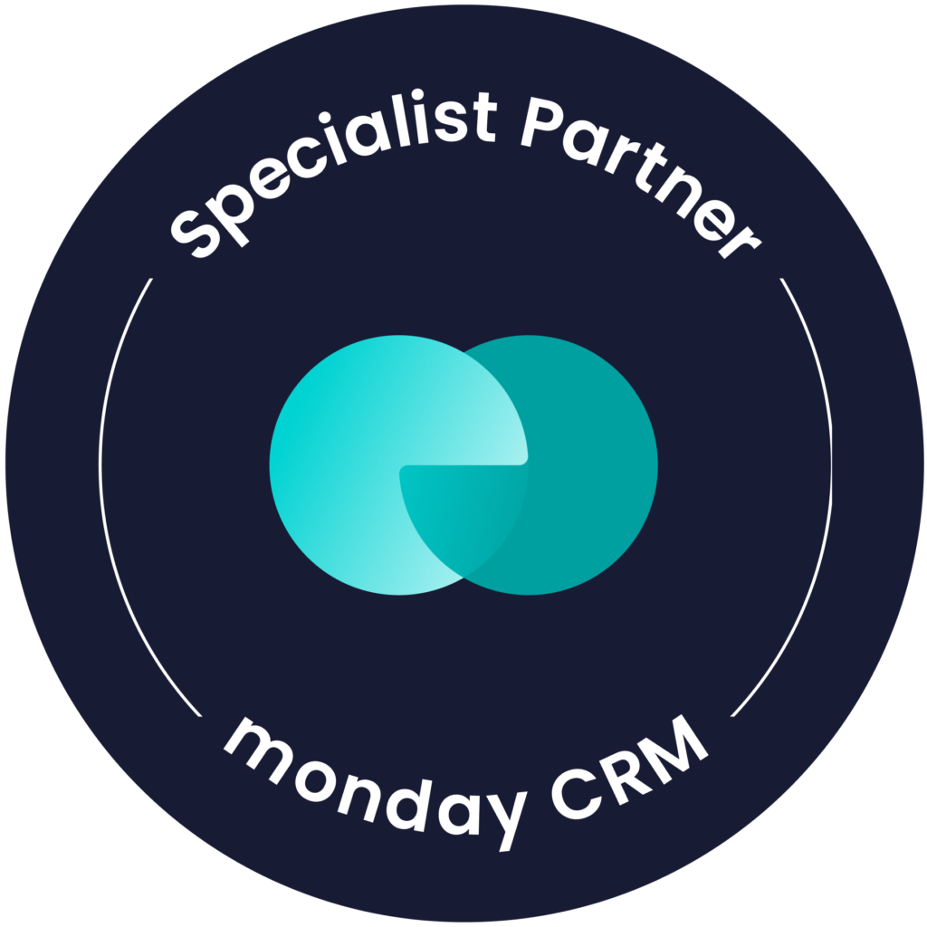 Un logotipo circular con fondo oscuro, con el texto 'Specialist Partner' en la parte superior y 'Monday CRM' en la parte inferior, y en el centro dos círculos superpuestos en tonos de azul y verde.