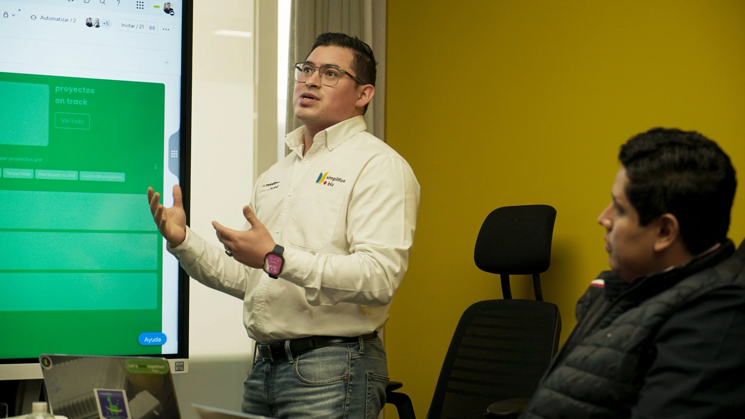 Consultor de simplifica.biz explicando monday.com durante el Monday Day Querétaro
