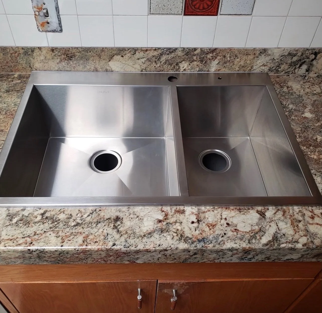 🚰 Out with the old, in with the shine!
We removed a heavy, two-basin cast iron sink and installed this sleek, modern two-basin stainless steel beauty. It&rsquo;s a perfect upgrade, combining style and functionality for this stunning kitchen.

Ready 