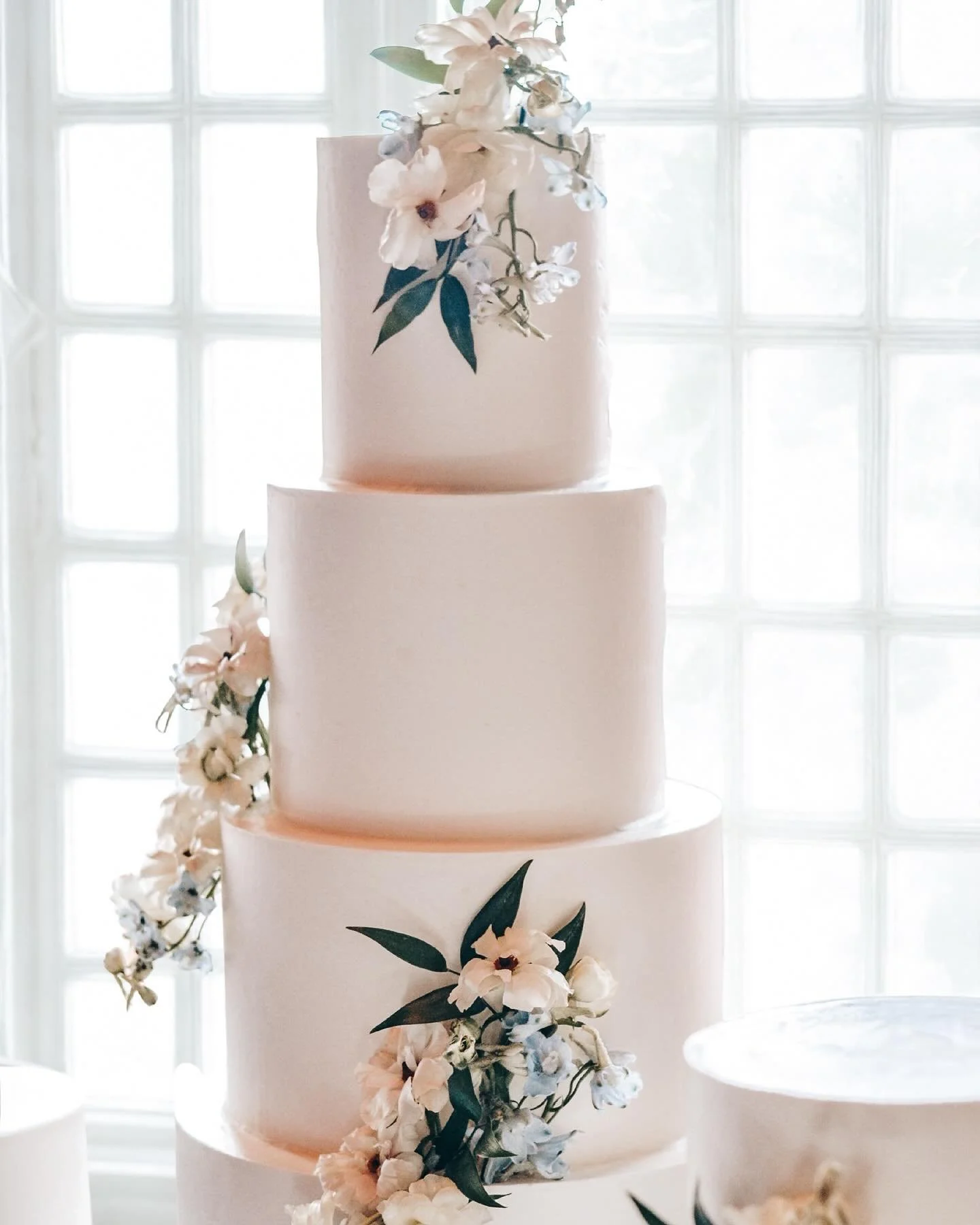 Happy 1st anniversary to Shelbee and Jake!

They served a beautiful trio of cakes, macarons in shades of blue, and floral sugar cookies as guest favors.

@sanctuarygolfclub 
@jess_pinkcevents 
@indigostems