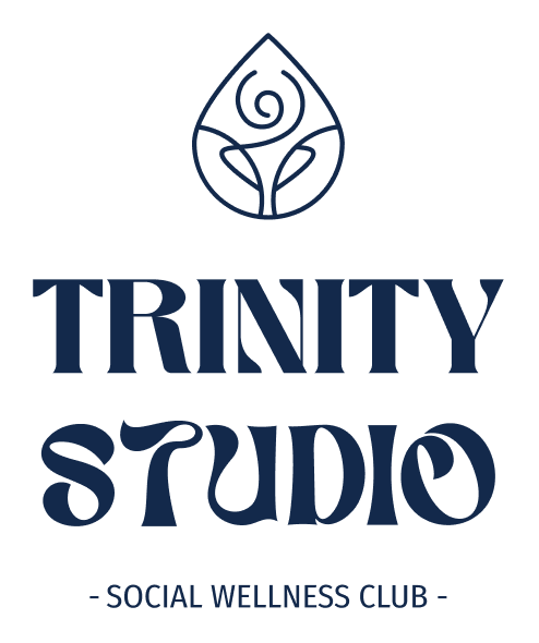 Logotipo de Trinity Studio, un estudio de bienestar social, con un símbolo de gotas de agua y plantas en la parte superior y texto en mayúsculas en la parte inferior.