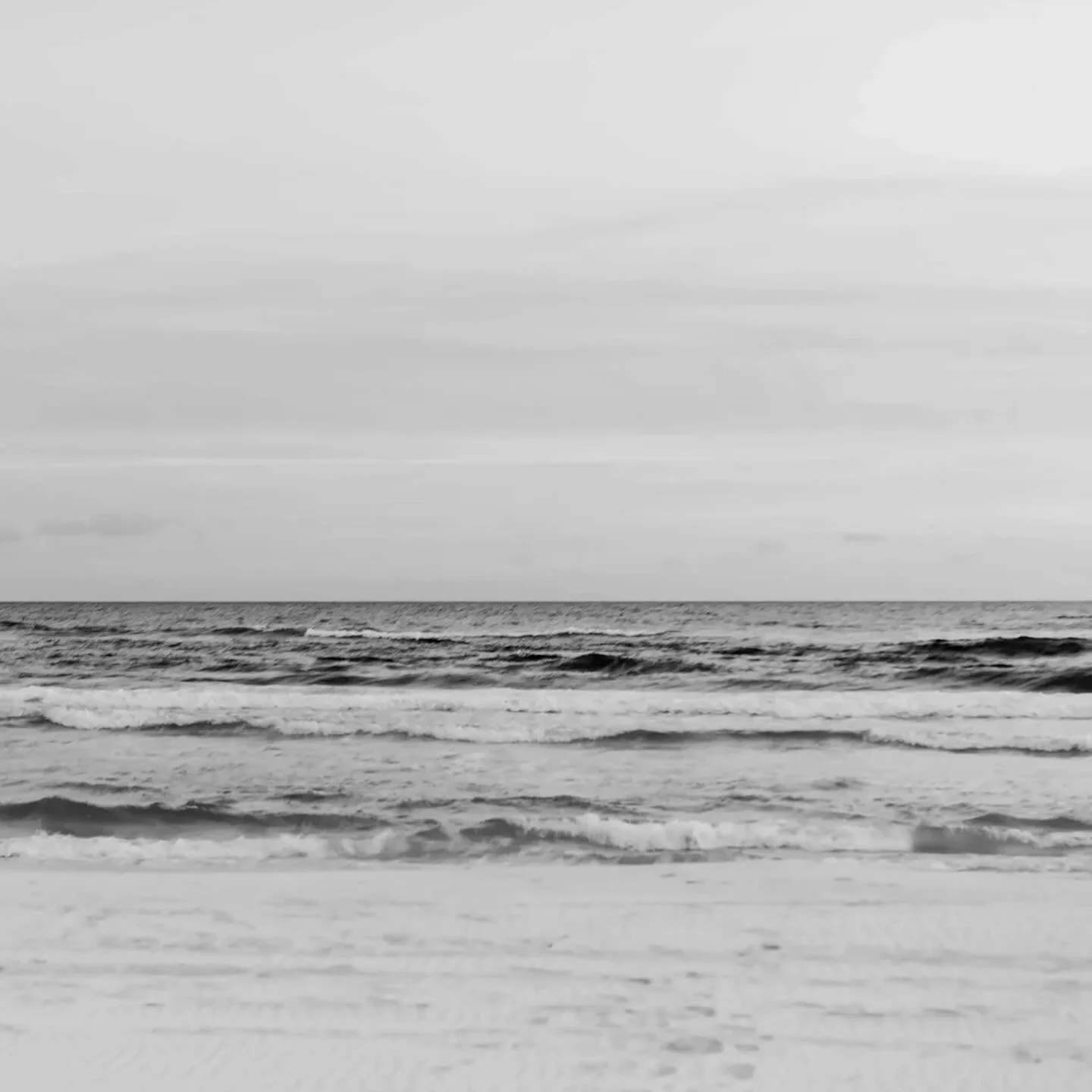 When the art in your environment makes you feel something, you know it&rsquo;s in the right spot. 👌🏼
.
.
.
#artprints #landscapeartprints #kellikroneberger #abstractart #interiordesign #calmart #beachart