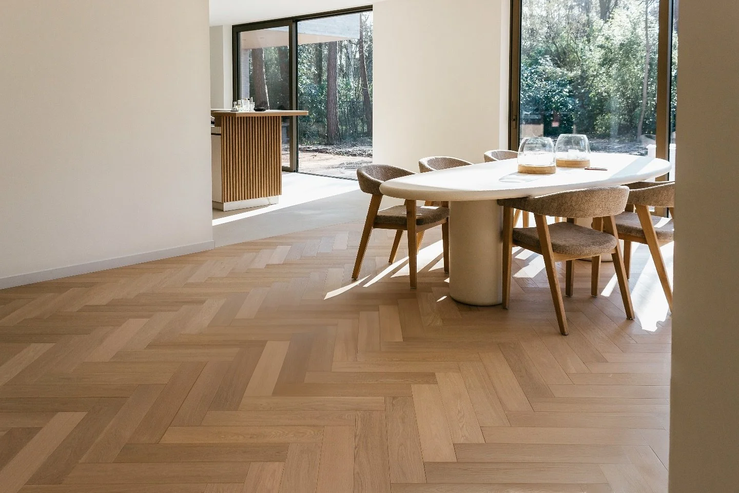 In deze prachtige villa hebben we een stijlvolle transformatie gerealiseerd met een gloednieuwe visgraat parketvloer. Van schuren en behandelen tot een afwerking met hardwax en olie &ndash; elk detail werd met zorg uitgevoerd voor een duurzaam en ver