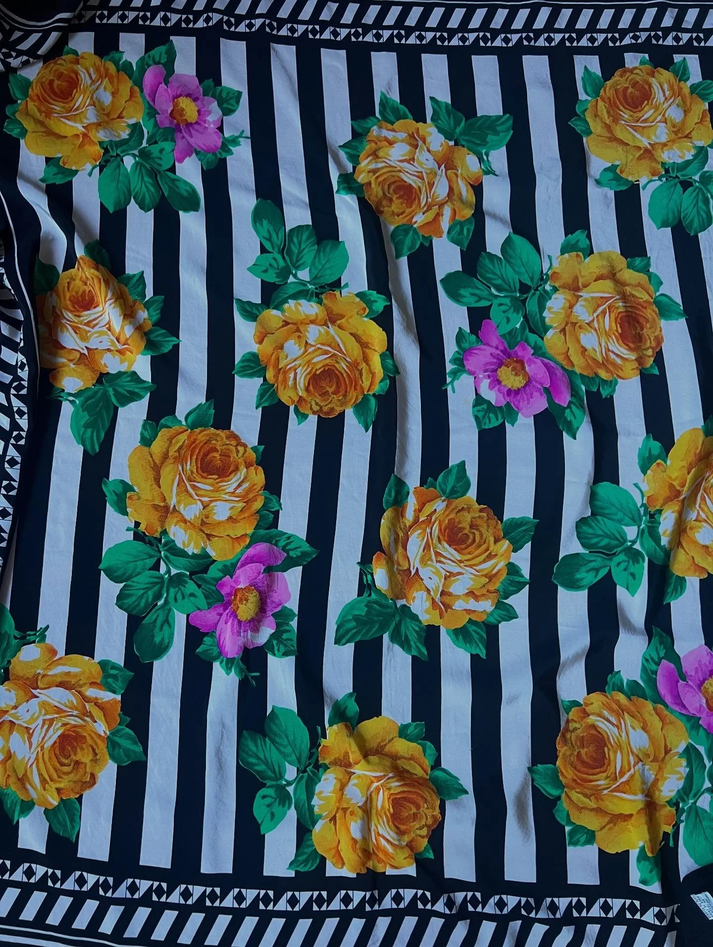 Proof that silk stories live everywhere ✨ Picked up this Bill Blass scarf at In Heroes We Trust in LA. Scrunchies coming soon &mdash; and trust me, they&rsquo;re worth the wait 💫
#NouerSilk #inheroeswetrust #vintagefinds #silkscrunchies