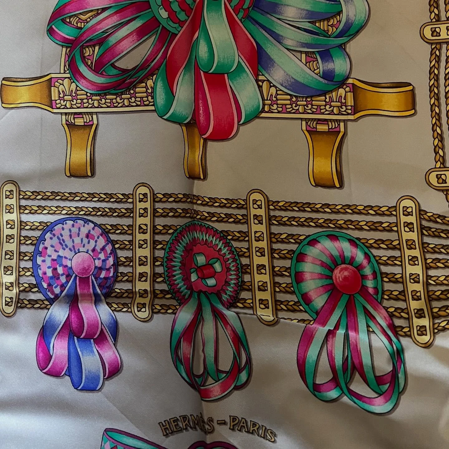 🎀 A celebration of craftsmanship, color, and timeless elegance. This vintage Herm&egrave;s silk tells its own story &mdash; woven with history, beauty and a little piece of paris you can wear in your hair. ✨
#NouerSilk #hermes #silkscarves #silkscru