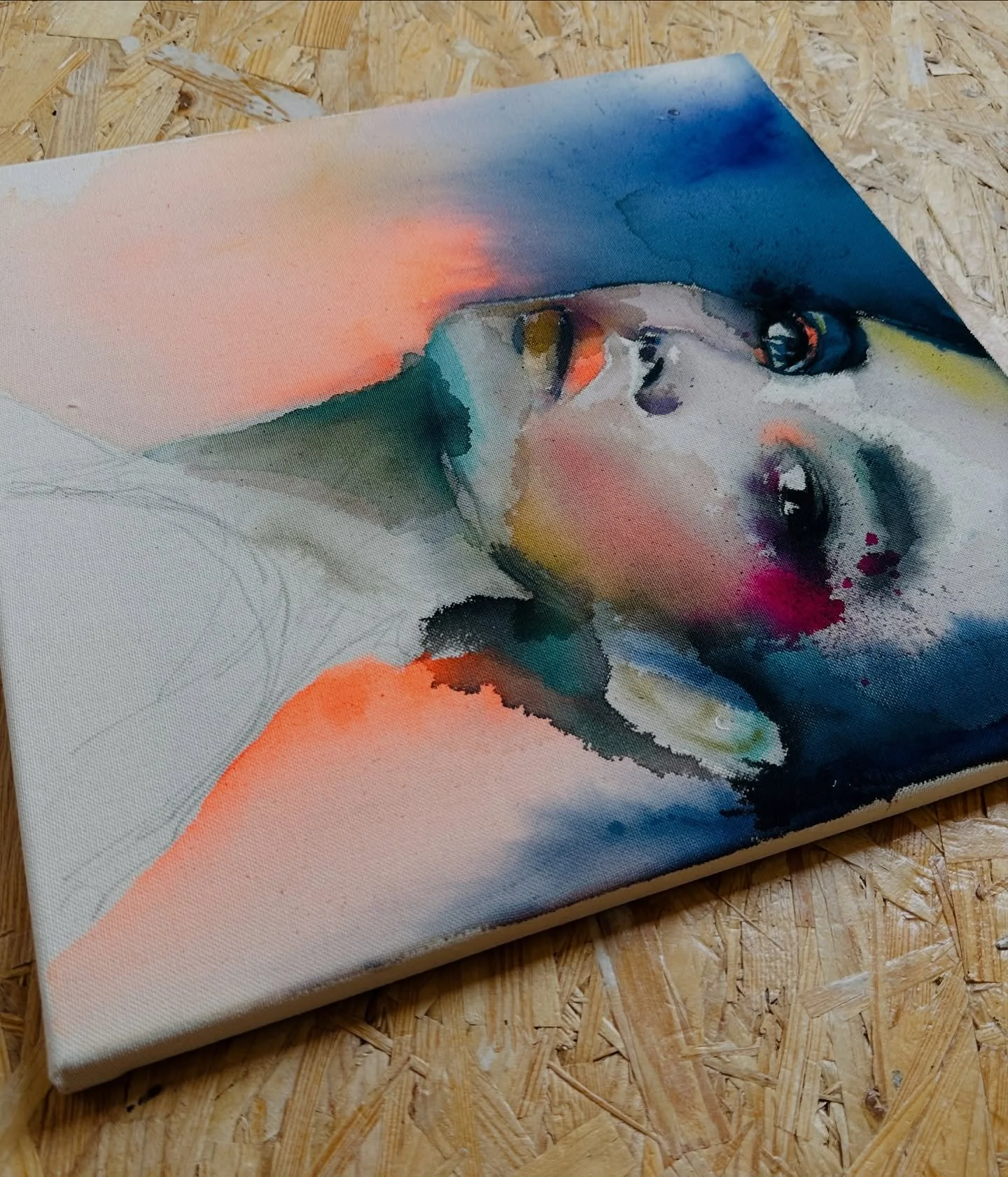 Das erste Bild meiner Flowing Faces Serie.
In letzter Zeit habe ich wieder viel mit Aquarell experimentiert. Das Wasser fließt, verläuft, und durch Zufall  entsteht etwas… 
#flowingfaces #aquarell #face #interior #andreaberheide