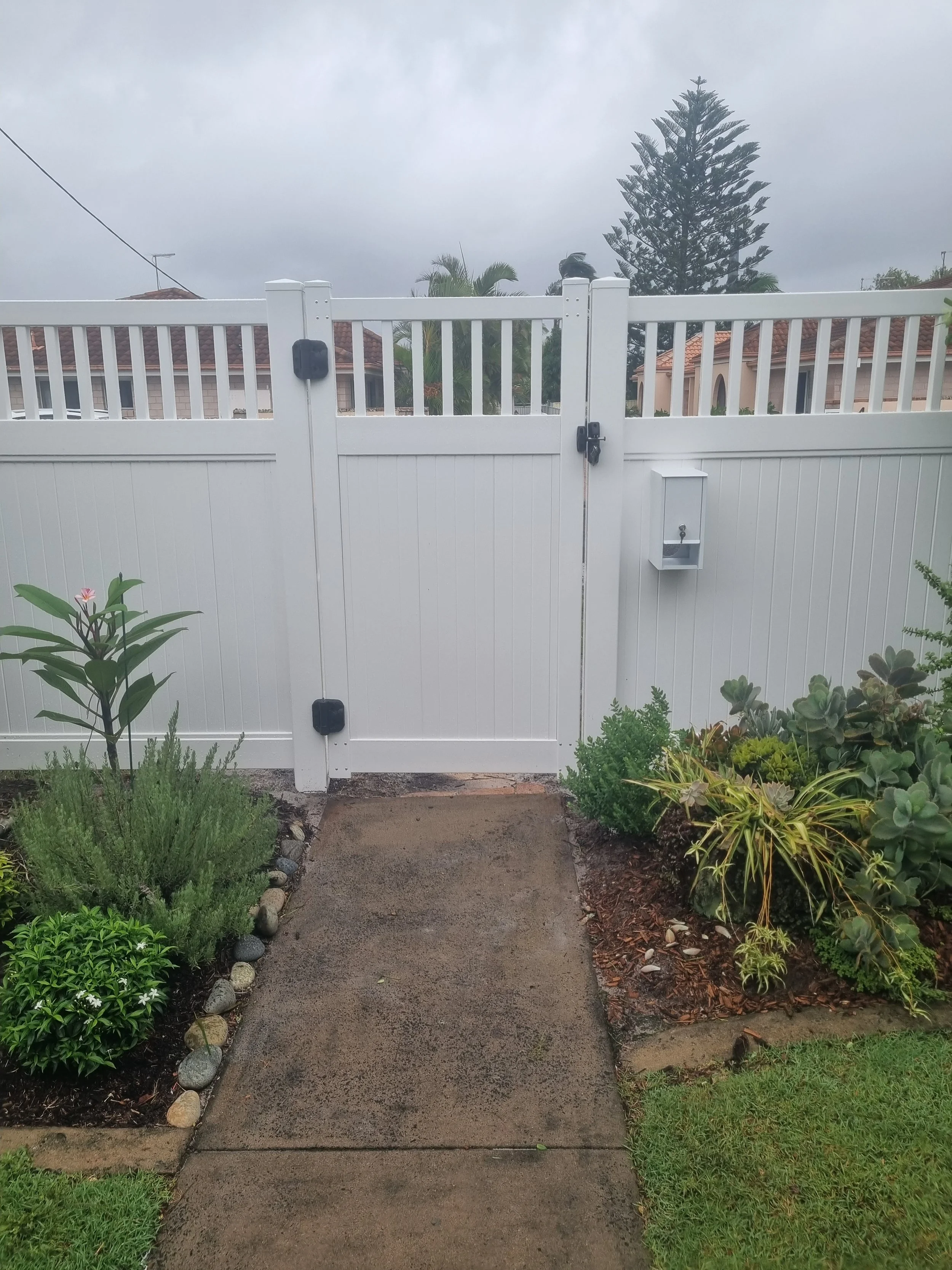 Evans Head PVC Fence and Gate. Evans Head Landscaper.