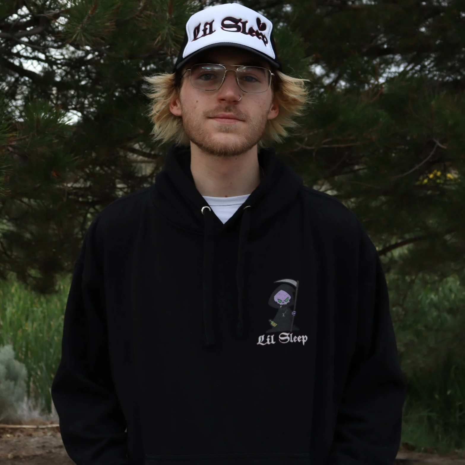 Front+Close+Black+Hoodie.png
