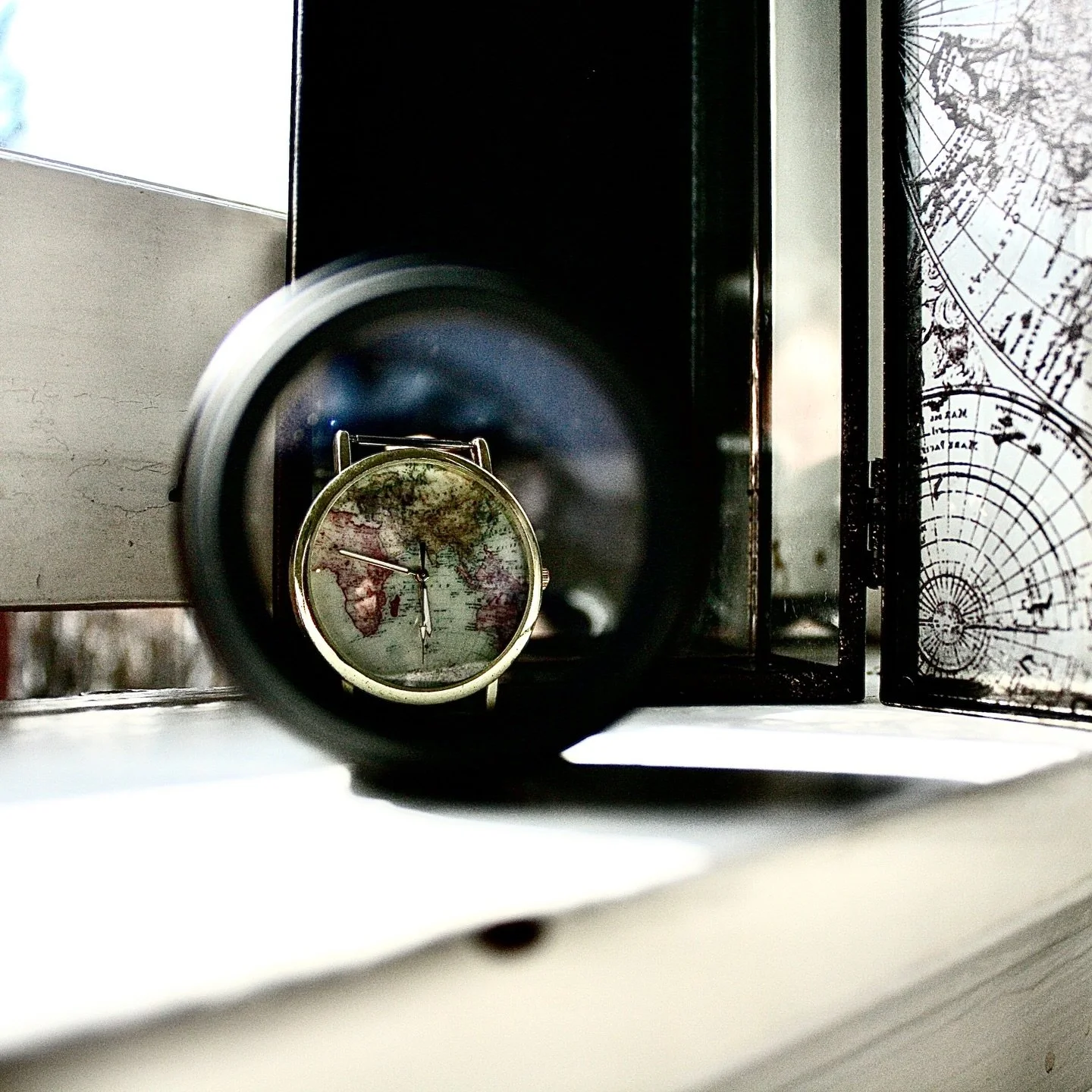 What do you mean you&rsquo;re bored? Have you even tried to take artsy closeup shorts of your accessories on a sunny windowsill yet? 📸

#canon #dslr #closeup #pghphotographer