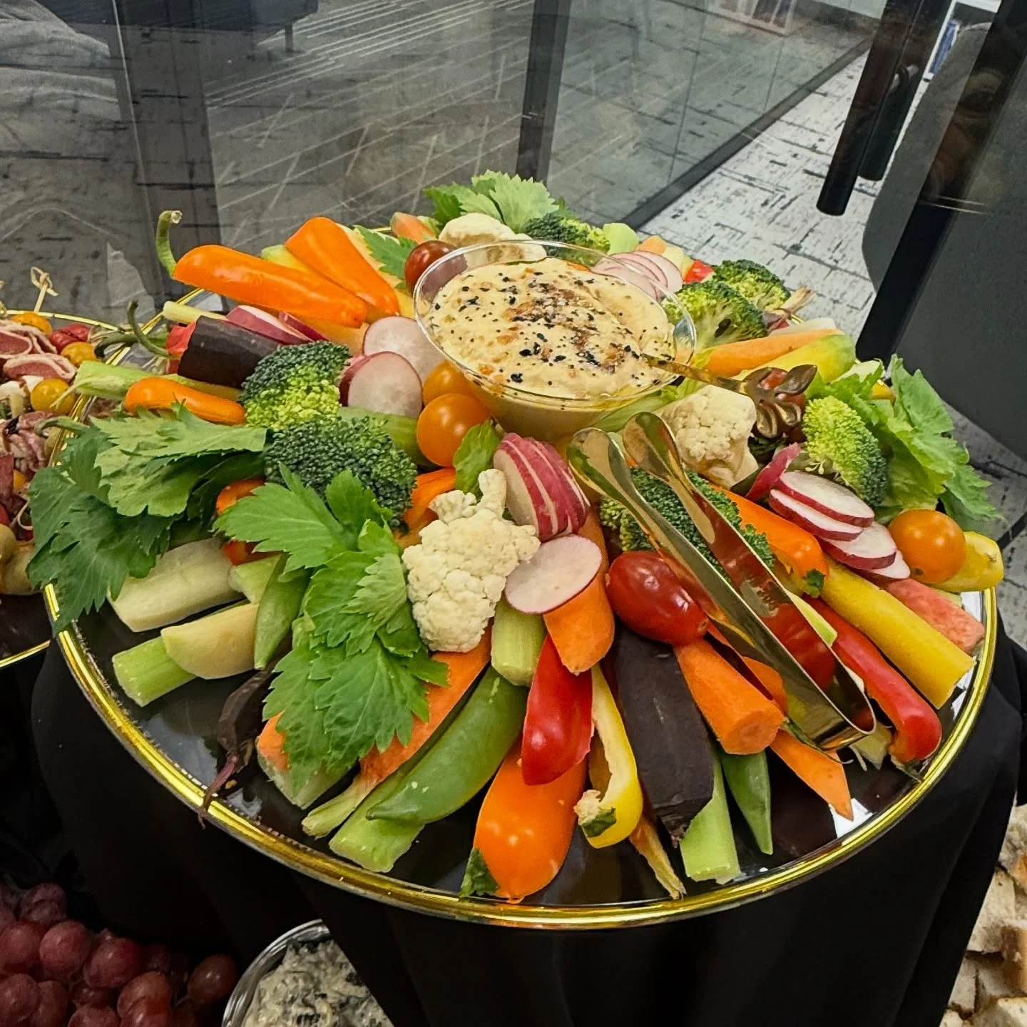 When a veggie platter looks this good, it deserves to be called a CRUDIT&Eacute;. 💁🏽&zwj;♀️✨

We love using the most quality products available to us- carrots, broccoli, celery, radishes, cucumbers and so much more. 

Save this as inspo for your ne