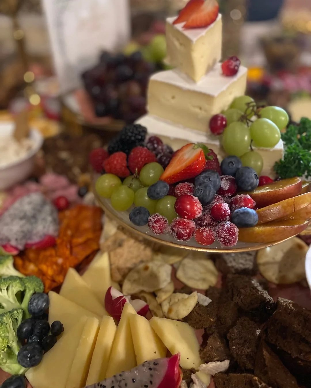 Grazing Table or Snack Boxes 🤔 Not sure which to choose for your event? 

Here&rsquo;s a good vibe check and tips to consider:

Grazing Table = THE Moment
 Perfect when you want WOW factor, guests gathering, food as d&eacute;cor; Think weddings, sho