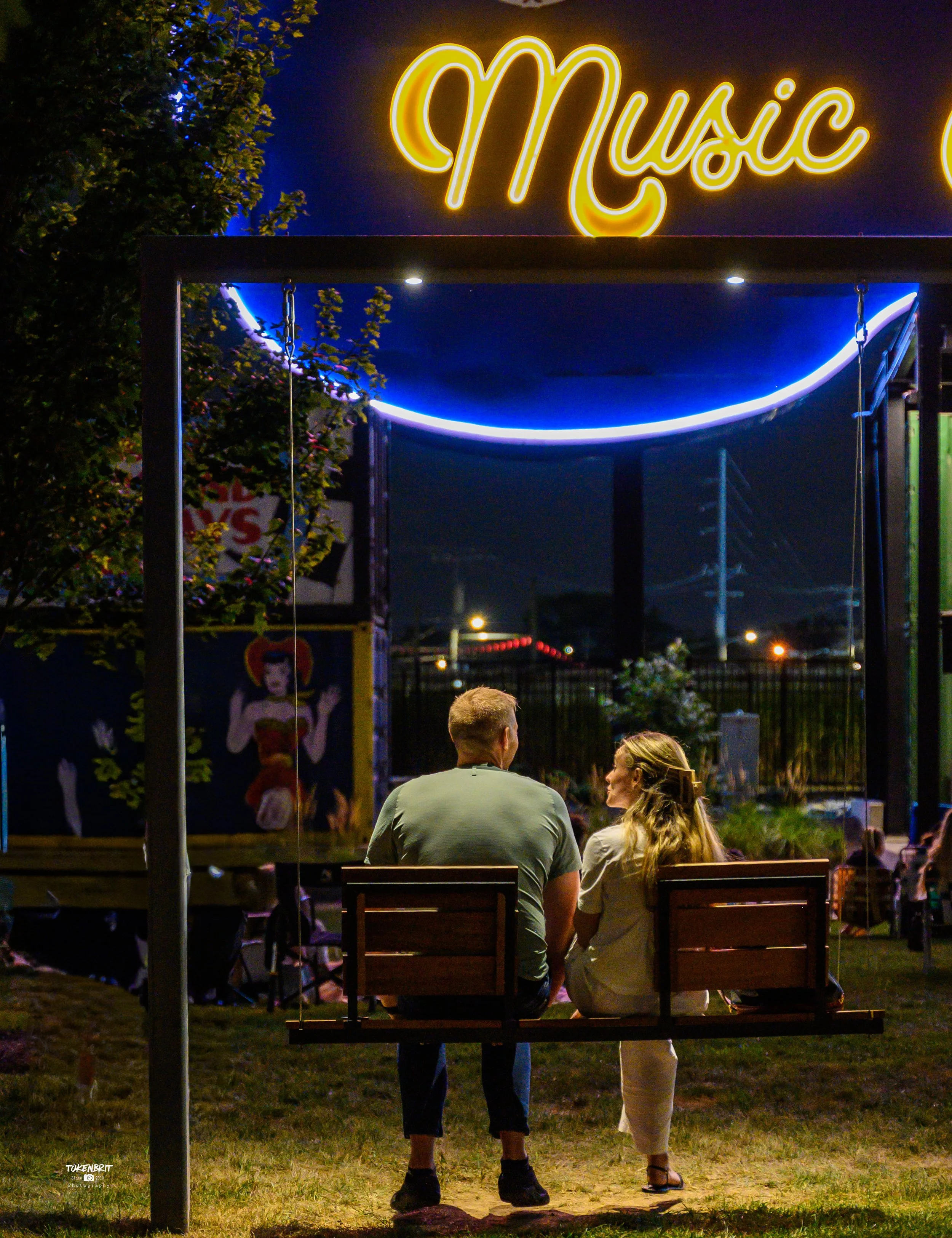 Couple Swing The Outfield-8031