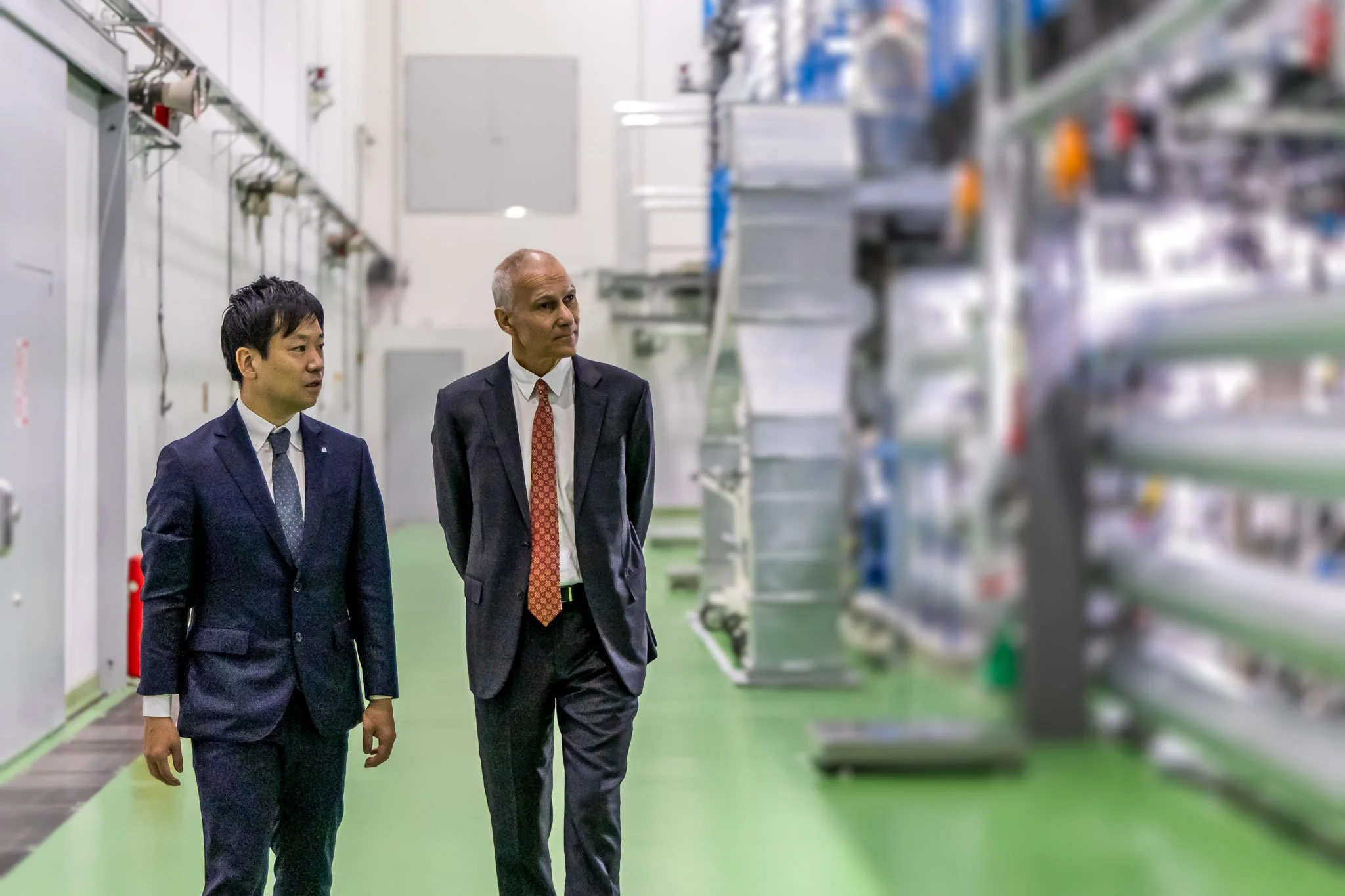  Dr. Hirokazu Sasaki (Left) of Shoei Chemical and Professor Bawendi (Right) tour Shoei’s Itoshima Quantum Dot fab 