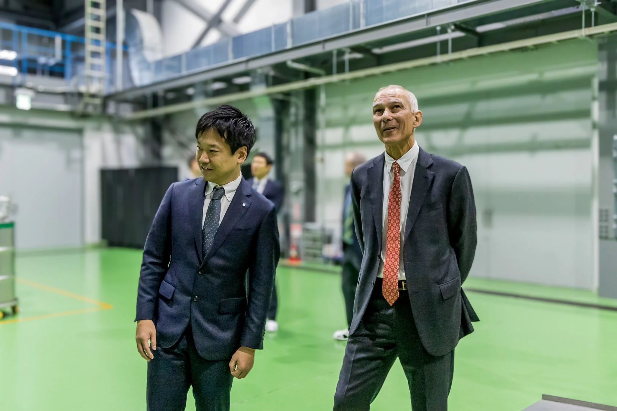  Dr. Hirokazu Sasaki (Left) of Shoei Chemical and Professor Bawendi (Right) tour Shoei’s Itoshima Quantum Dot fab 