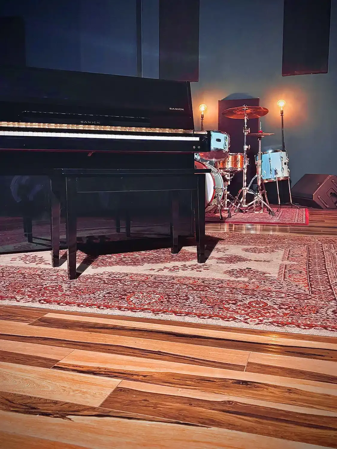 Piano droit et batterie de musique