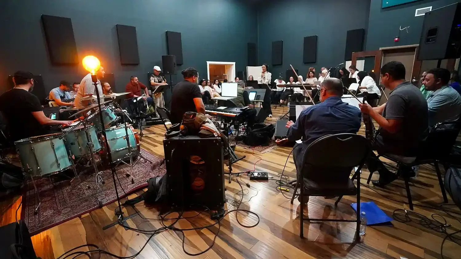 Salle d'enregistrement avec orchestre