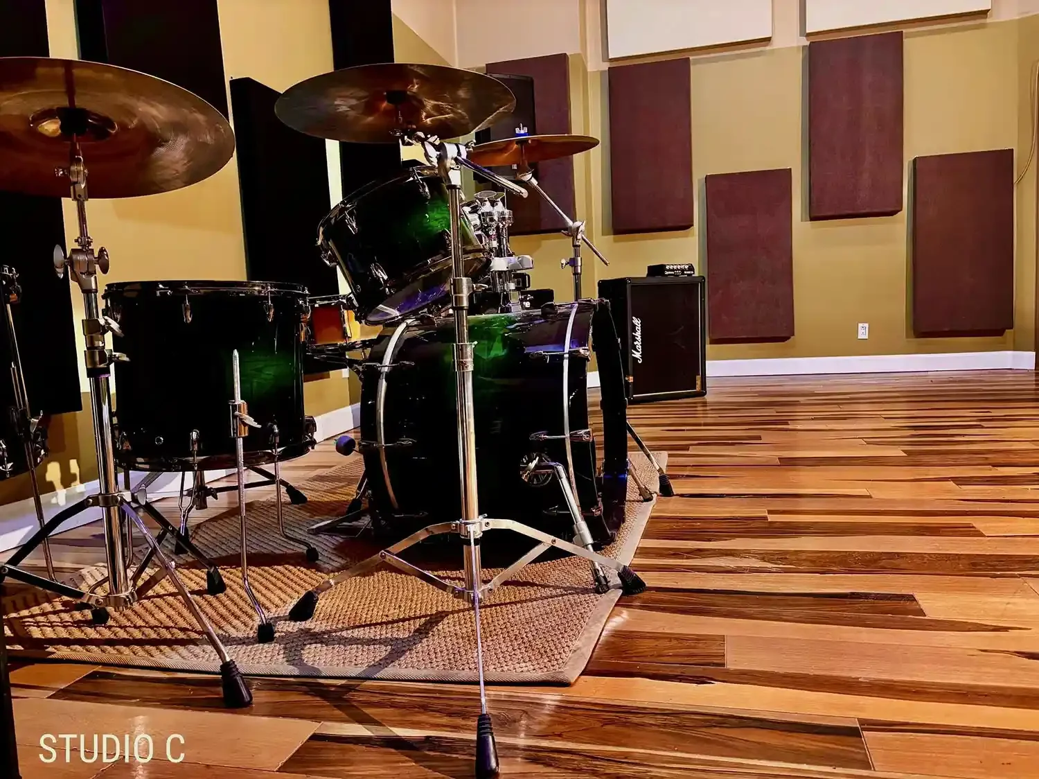 salle de pratique avec batterie de musique.webp