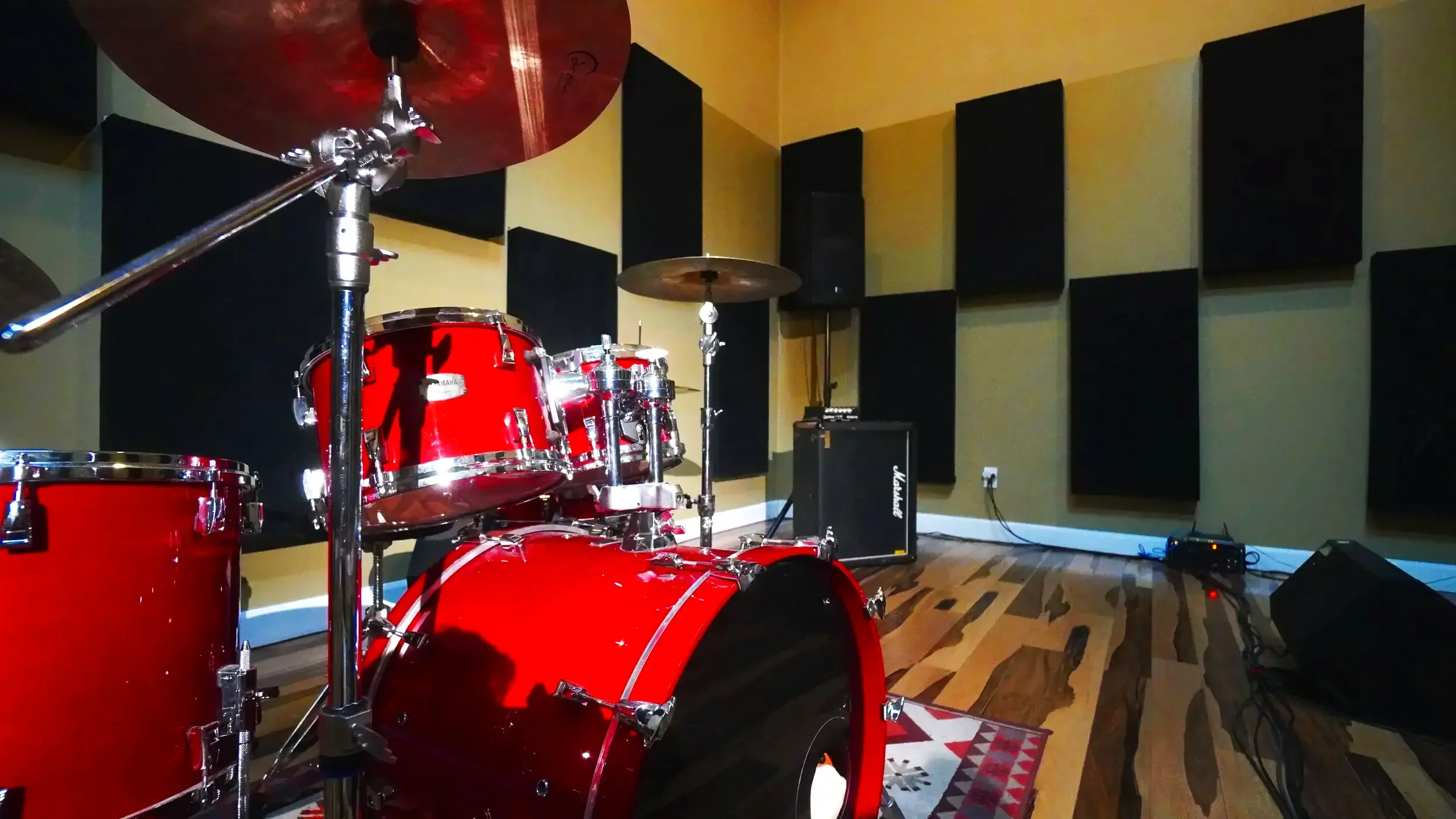Batterie Rouge devant un amplificateur Marshall