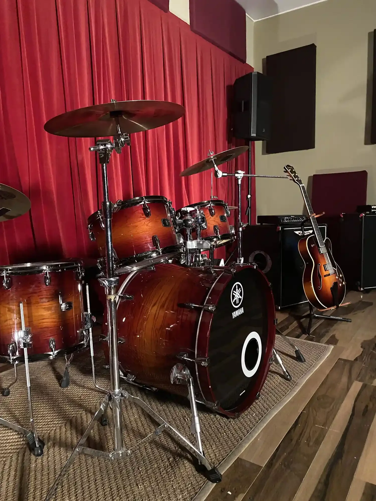 salle de pratique avec divers instruments de musique