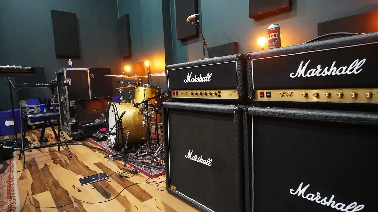 Salle d'enregistrement avec batterie et amplificateurs Marshall