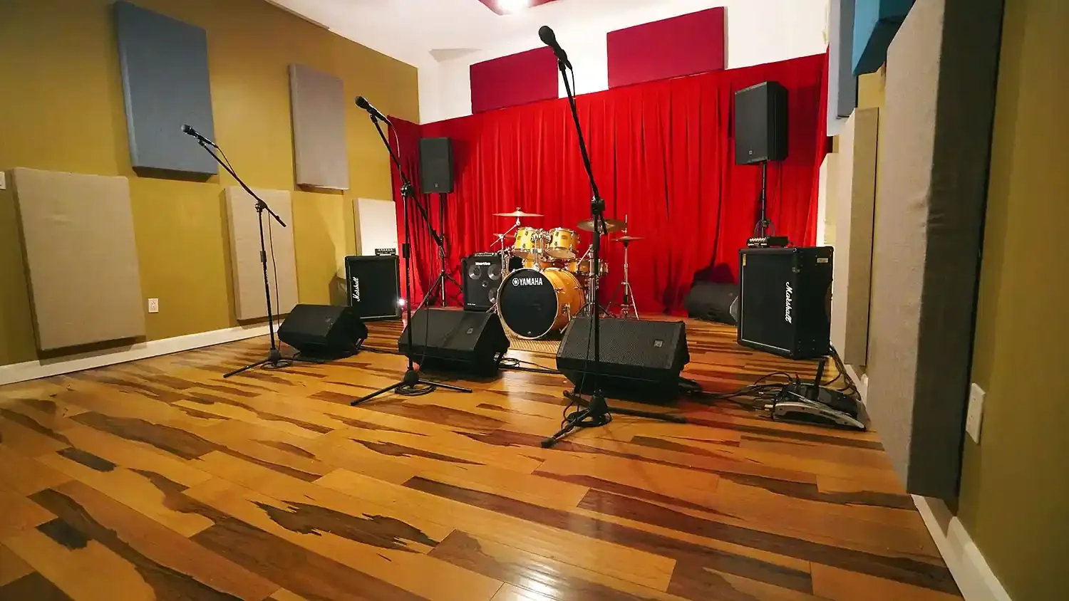 Salle de musique avec instruments de musique et hauts-parleurs