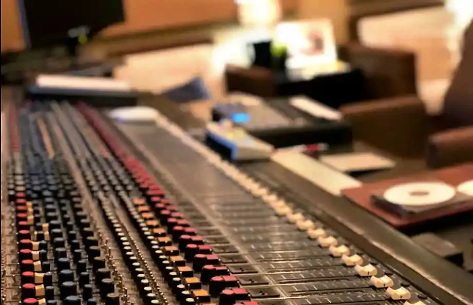 Studio d'enregistrement avec console d'enregistrement