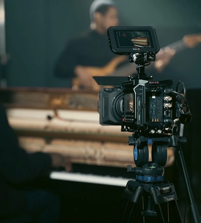 Caméra devant un piano acoustique