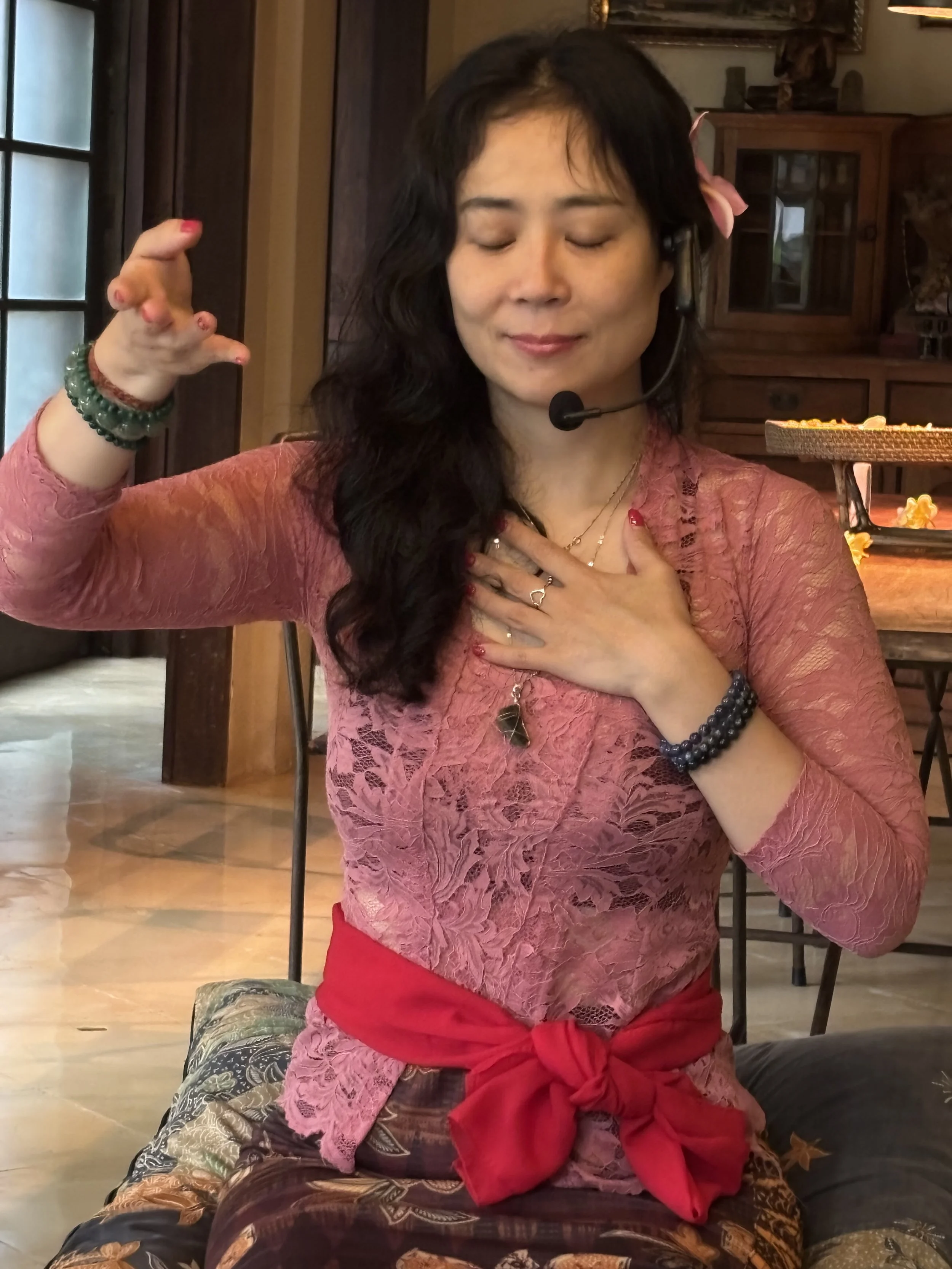 sarah lee  is facilitating meditation and sound healing in bali for bali retreat 