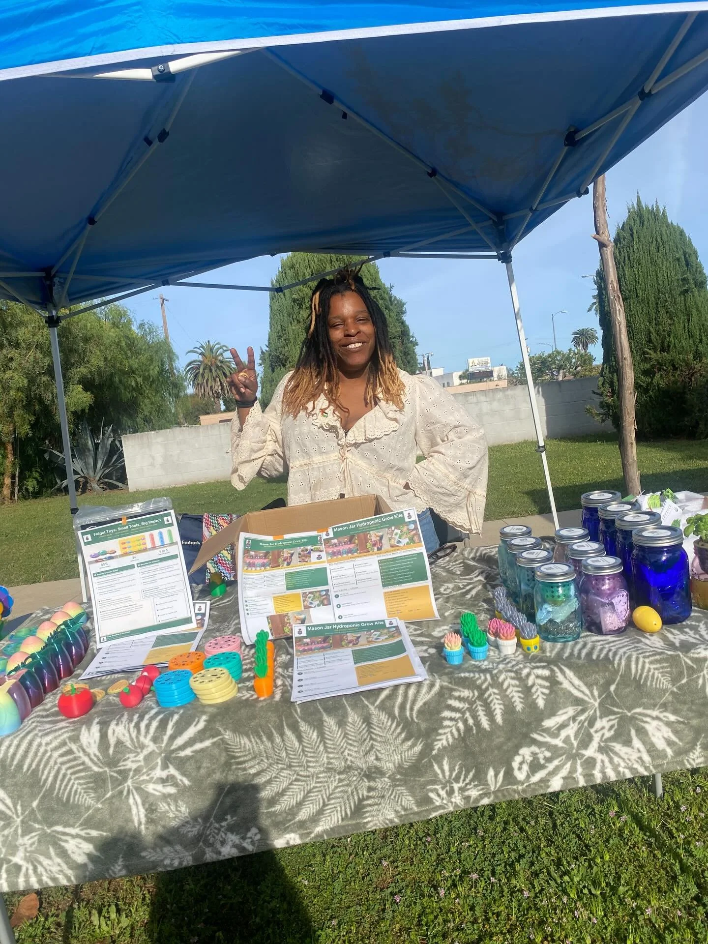 We out here!! Happy Easter Sunday. We&rsquo;re here @wellingtonsquarefarmersmarket promoting growing, resistance and community. #growyourfood #hydroponics #masonjarhydroponics #thepocketlibrarian #resist