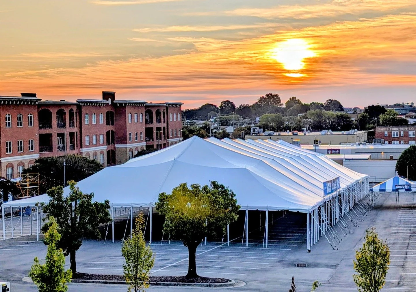 FINALLY! We welcome back the longer, warmer days. It's giving festival weather. ☀️😏

(Don't forget to spring your clocks forward!) 

#daylightsavings #spring #musicfestival