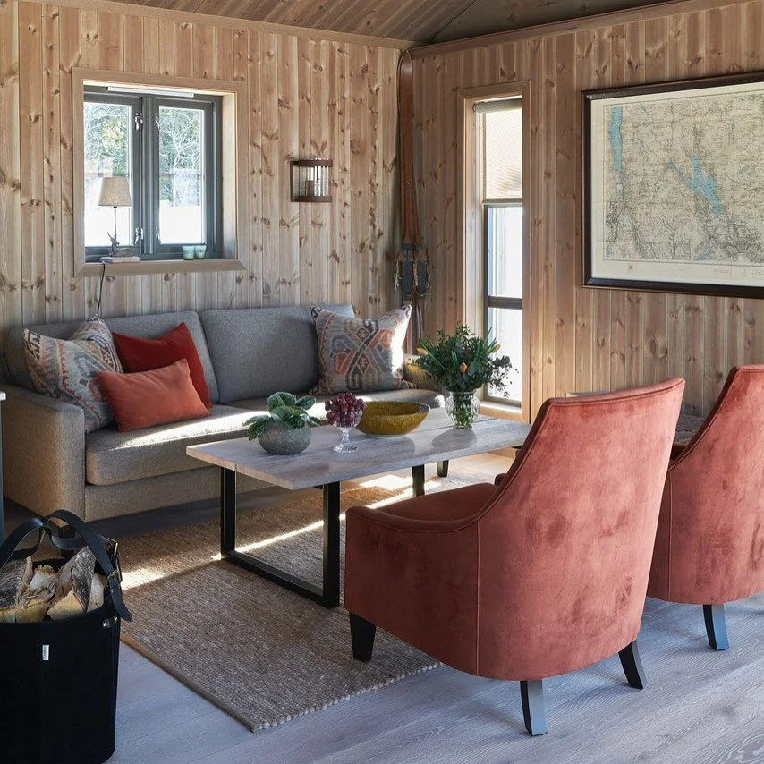 Vi hjelper deg med &aring; skape et &laquo;varmt, varig og vakkert&raquo; interi&oslash;r p&aring; hytta 🍂 
Foto: Ragnar Hartvig 
@snekkerheimdal