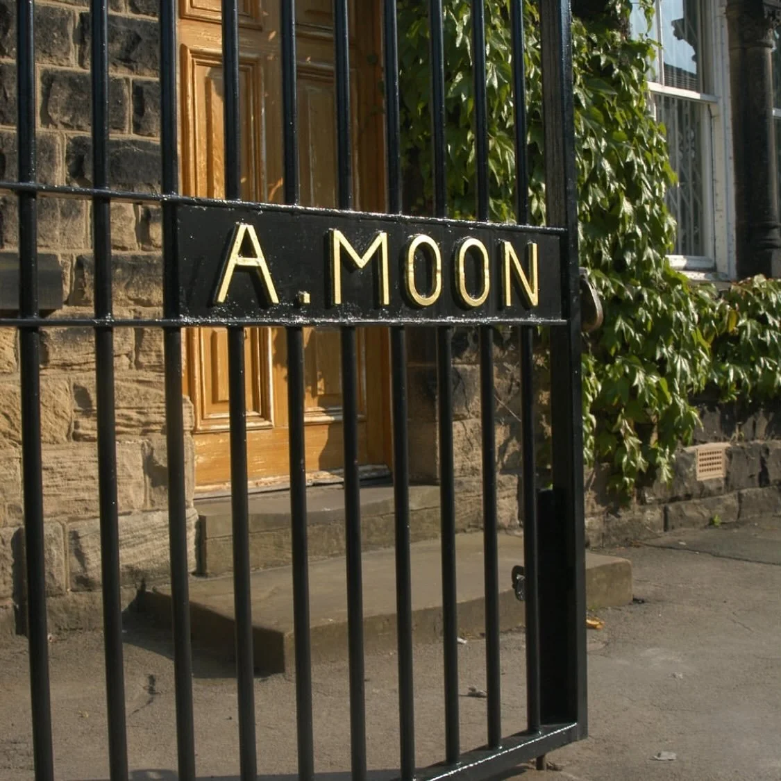 Vi har et stort utvalg i ull tekstiler fra @abrahammoonsons og i samarbeid med v&aring;r systue og m&oslash;beltapetserer kan vi sammen skape et &laquo;varmt, varig og vakkert&raquo; interi&oslash;r enten det er hjemme eller p&aring; hytta 🍂 Denne f