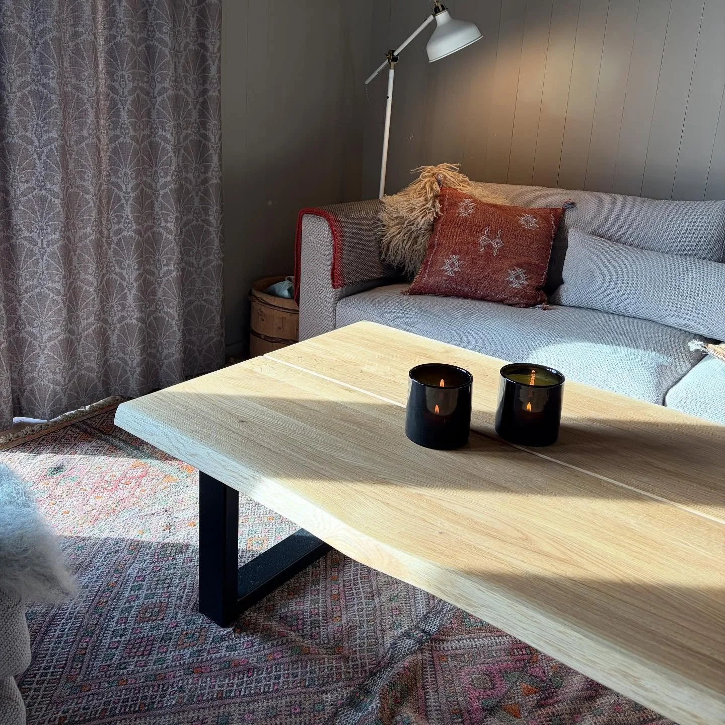 En liten smakebit fra en hytte p&aring; Kvitfjell hvor vi har levert m&oslash;bler, gardiner og gardinskinner samt omtrekk av puffer og knaggrekker i tekstil fra et gammelt &aring;kle. Her er det brukt naturmaterialer p&aring; sofa og gardiner i duse