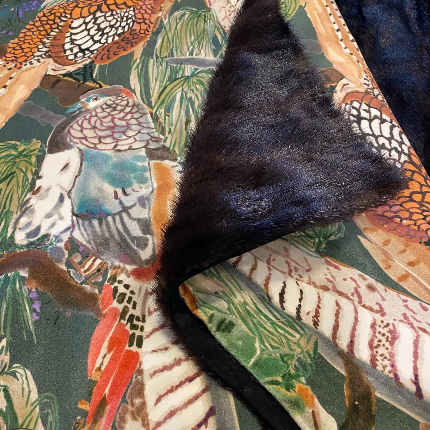 Nytt tekstil fra @mulberry_home p&aring; baksiden av pelspledd og puter ❄️